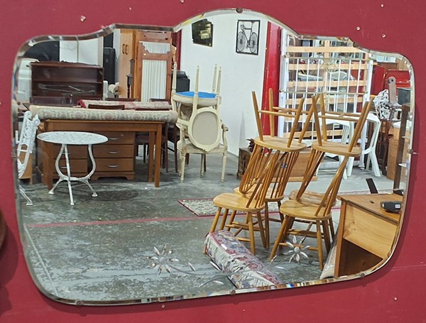 Lot 194 - WALL MIRROR