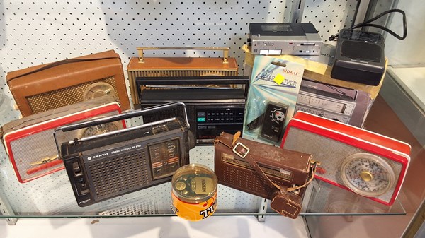 Lot 1327 - RADIOS