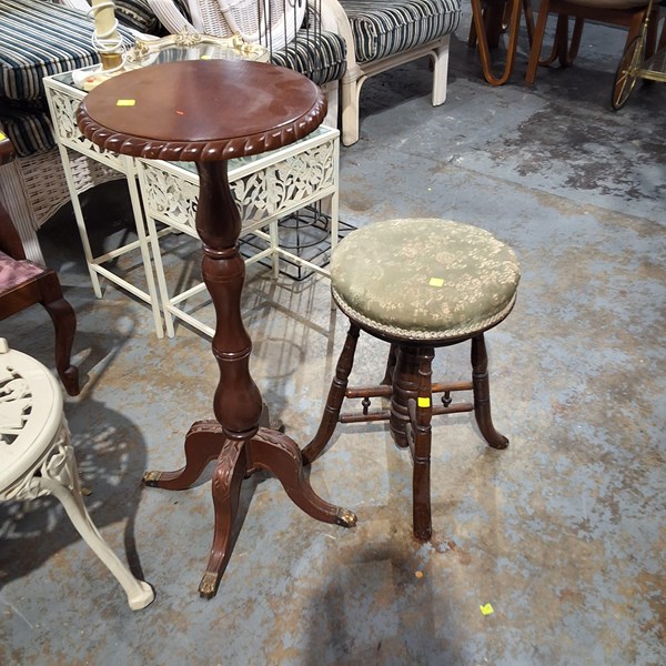 Lot 264 - STOOL AND PEDESTAL