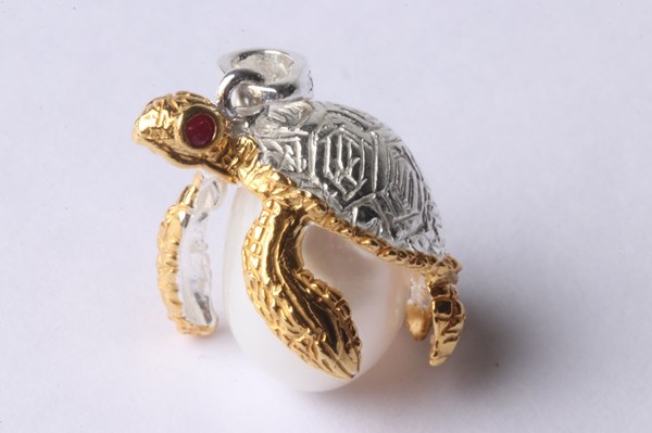 Lot 1009 - TURTLE PENDANT