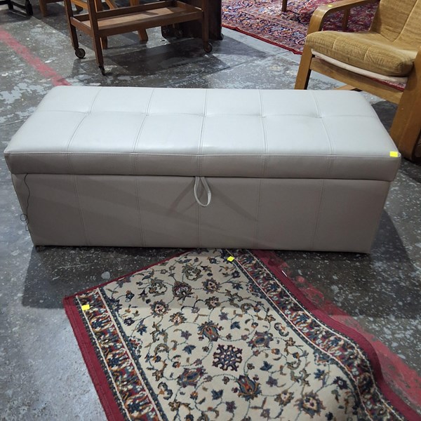 Lot 181 - BLANKET BOX
