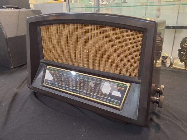 Lot 1297 - BAKELITE RADIO