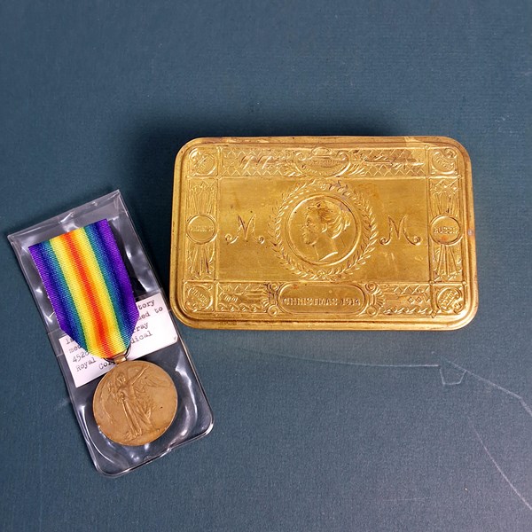 Lot 1060 - CHRISTMAS TIN & MEDAL