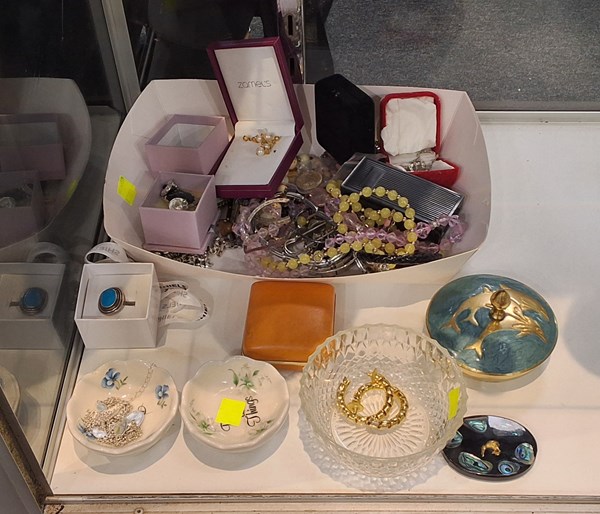 Lot 1366 - COSTUME JEWELLERY