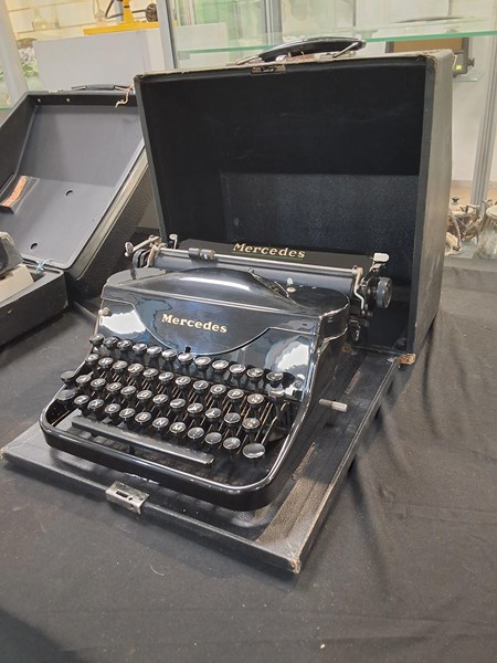 Lot 1292 - TYPEWRITER