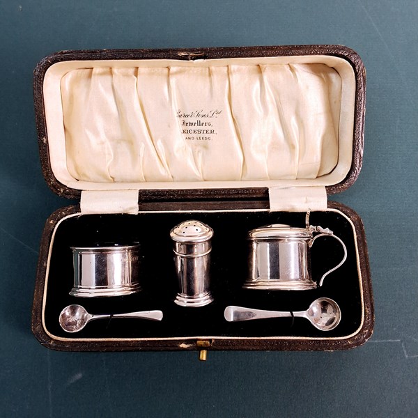 Lot 1058 - CONDIMENT SET