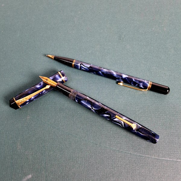 Lot 1063 - CONWAY STEWART PEN SET