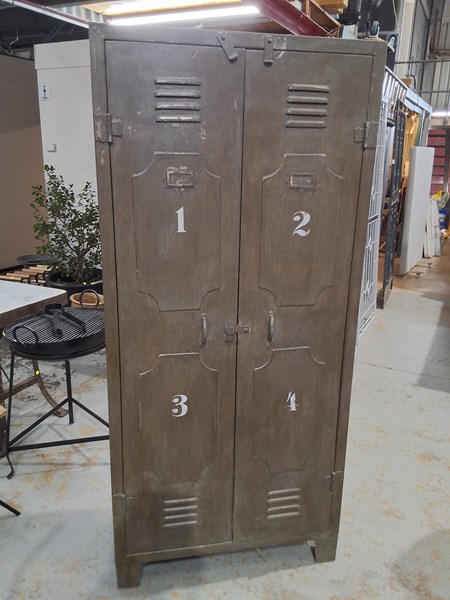 Lot 241 - LOCKER