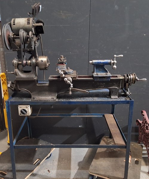 Lot 392 - METAL LATHE