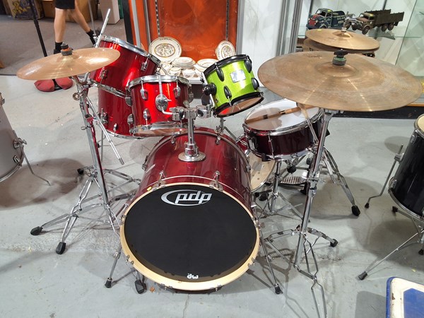 Lot 332 - DRUM KIT