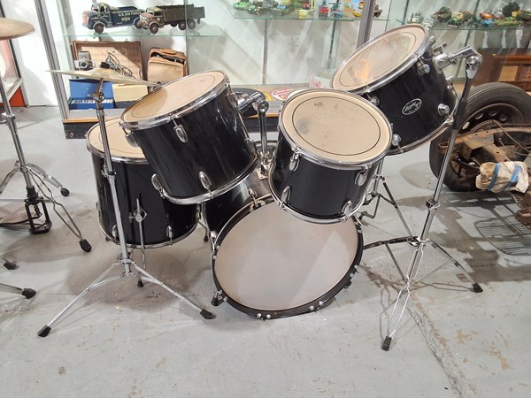 Lot 333 - DRUM KIT