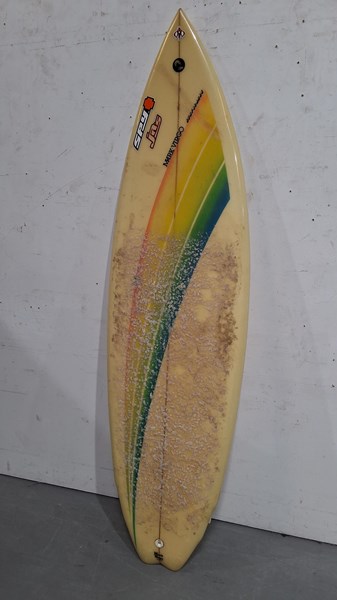 Lot 320 - SURFBOARD