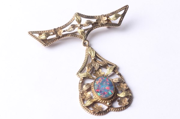 Lot 1004 - GOLD OPAL BROOCH