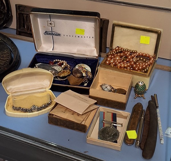 Lot 1245 - COSTUME JEWELLERY