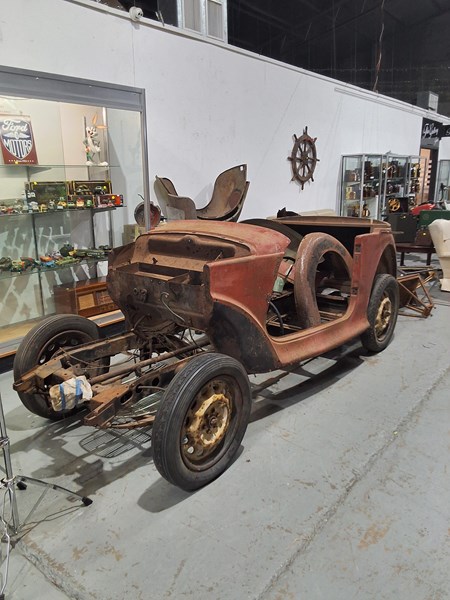 Lot 397 - MORRIS 8