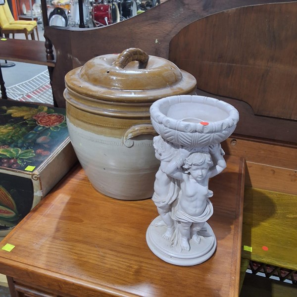 Lot 255 - CROCK AND STATUE
