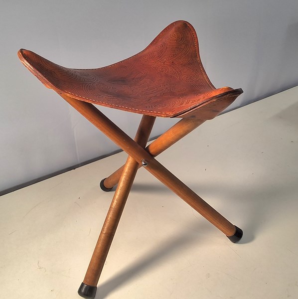 Lot 1138 - STOOL