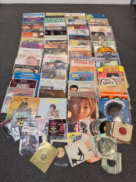 Lot 1249 - VINYL RECORDS