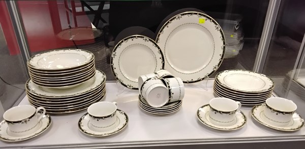 Lot 1143 - DINNER SERVICE