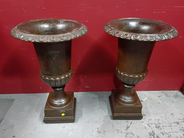 Lot 60 - URNS