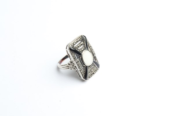 Lot 1037 - SILVER RING