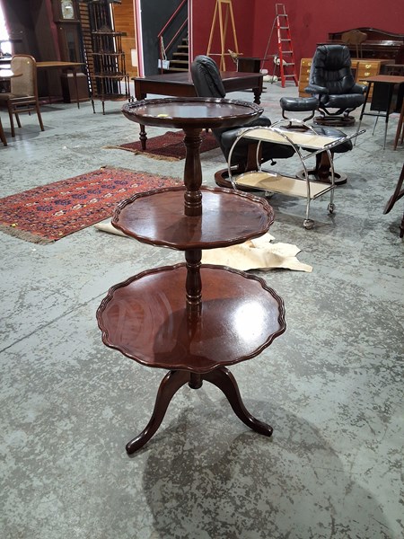 Lot 192 - OCCASIONAL TABLE