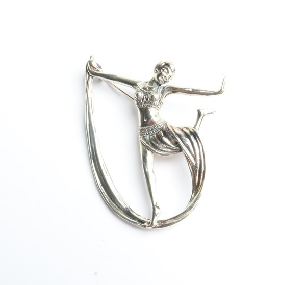 Lot 1028 - SILVER BROOCH