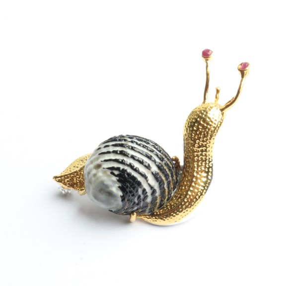 Lot 1027 - SNAIL PENDANT