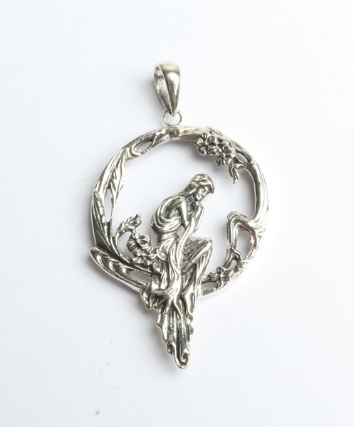 Lot 1032 - SILVER PENDANT