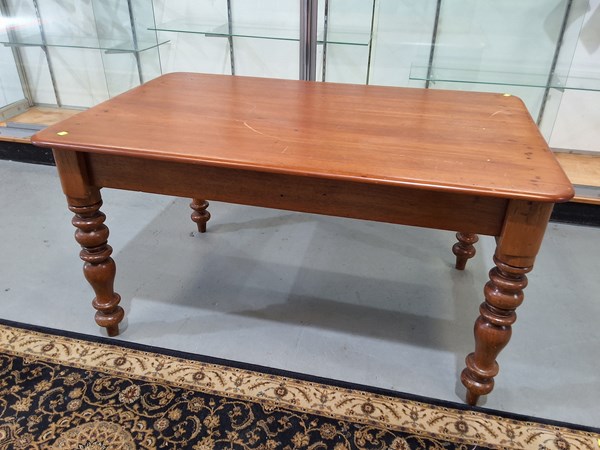 Lot 291 - DINING TABLE