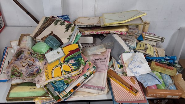 Lot 1368 - VINTAGE LINEN