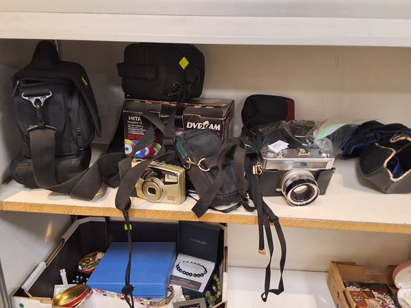 Lot 1326 - CAMERAS & CASES
