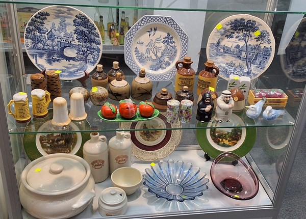Lot 1430 - SALT & PEPPER SHAKERS