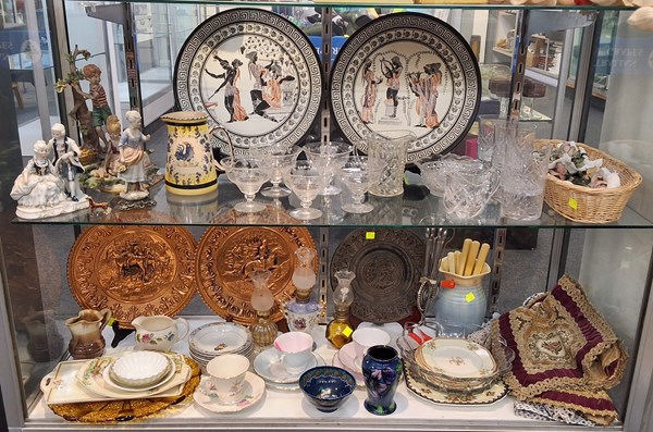 Lot 1358 - CHINA AND SERVINGWARE