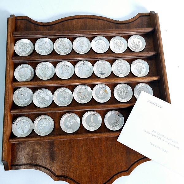 Lot 1063 - MINIATURE PLATE DISPLAY