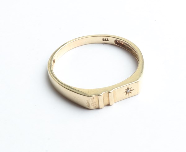 Lot 1013 - GOLD RING