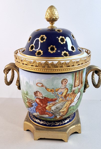 Lot 1170 - CONTINENTAL PORCELAIN URN