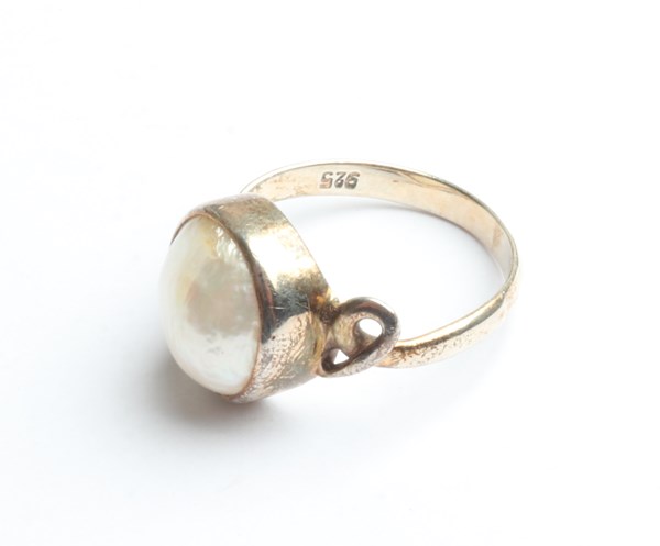Lot 1005 - SILVER PEARL RING