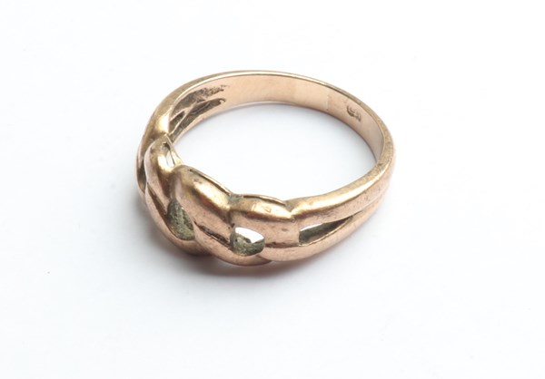 Lot 1031 - GOLD RING
