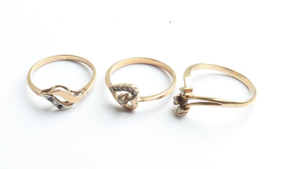Lot 1032 - GOLD RINGS