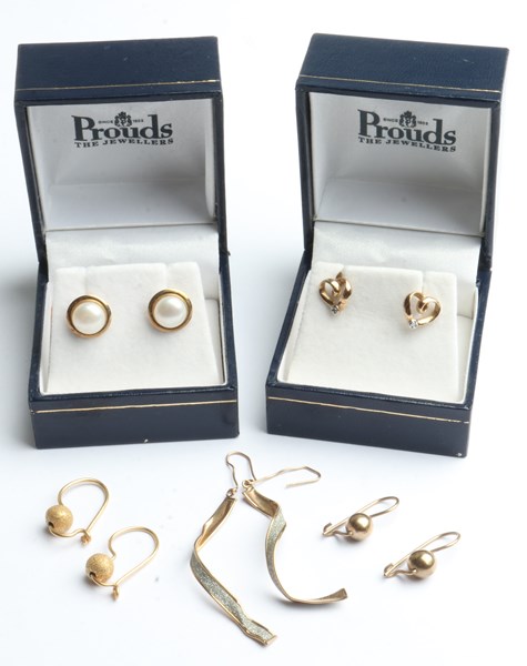 Lot 1039 - GOLD EARRINGS