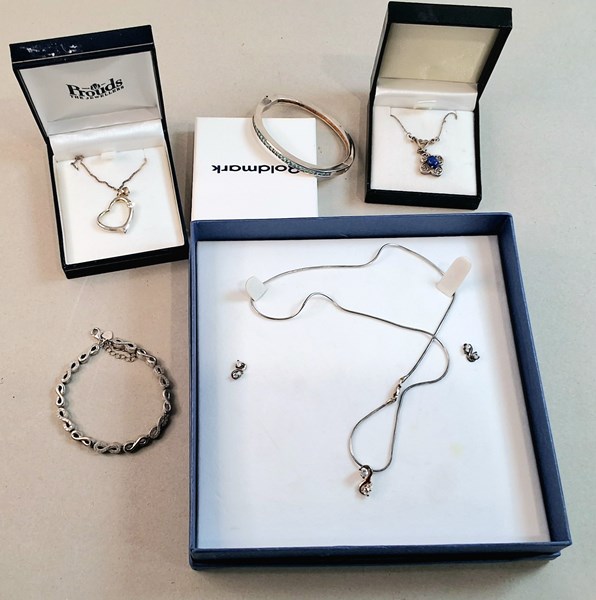 Lot 1028 - JEWELLERY