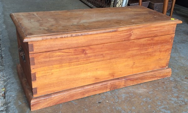 Lot 394 - VINTAGE TRUNK