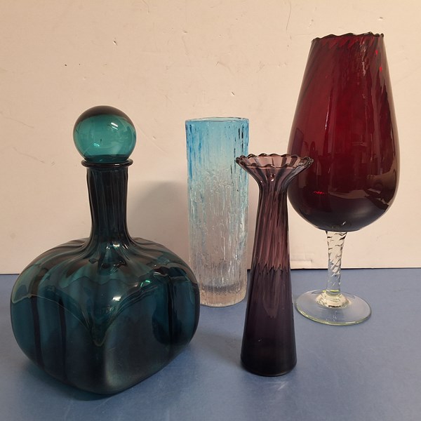 Lot 1300 - RETRO GLASSWARE