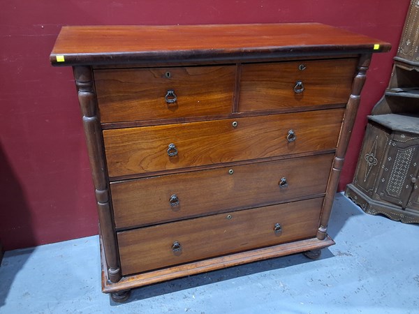 Lot 162 - CHEST OF DRAWERS