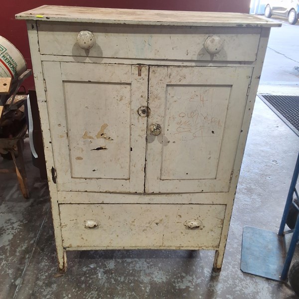 Lot 425 - CUPBOARD