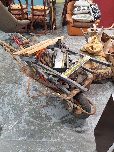 Lot 423 - GARDEN TOOLS