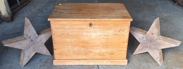 Lot 400 - TRUNK AND STARS
