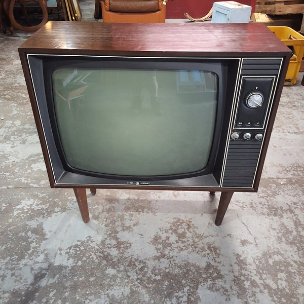 Lot 406 - TV