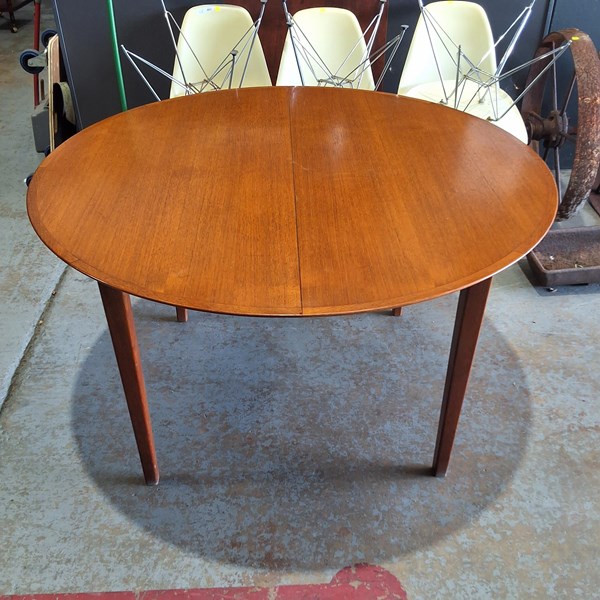 Lot 267 - DINING TABLE